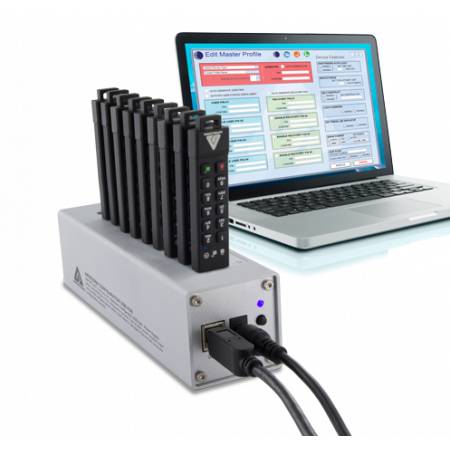 Laptop verbunden mit einem Multi-Bay-Gerät mit mehreren schwarzen Modulen, was auf drahtlose oder Elektronik-Management-Hardware hindeutet
