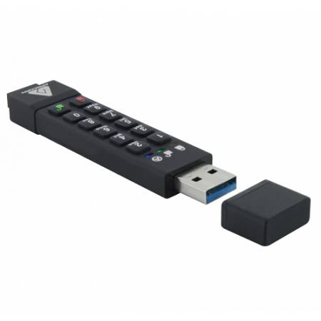 USB-Flash-Laufwerk mit Fernbedienung mit Nummernschaltflächen und abnehmbarer Kappe, dargestellt auf weißem Hintergrund.