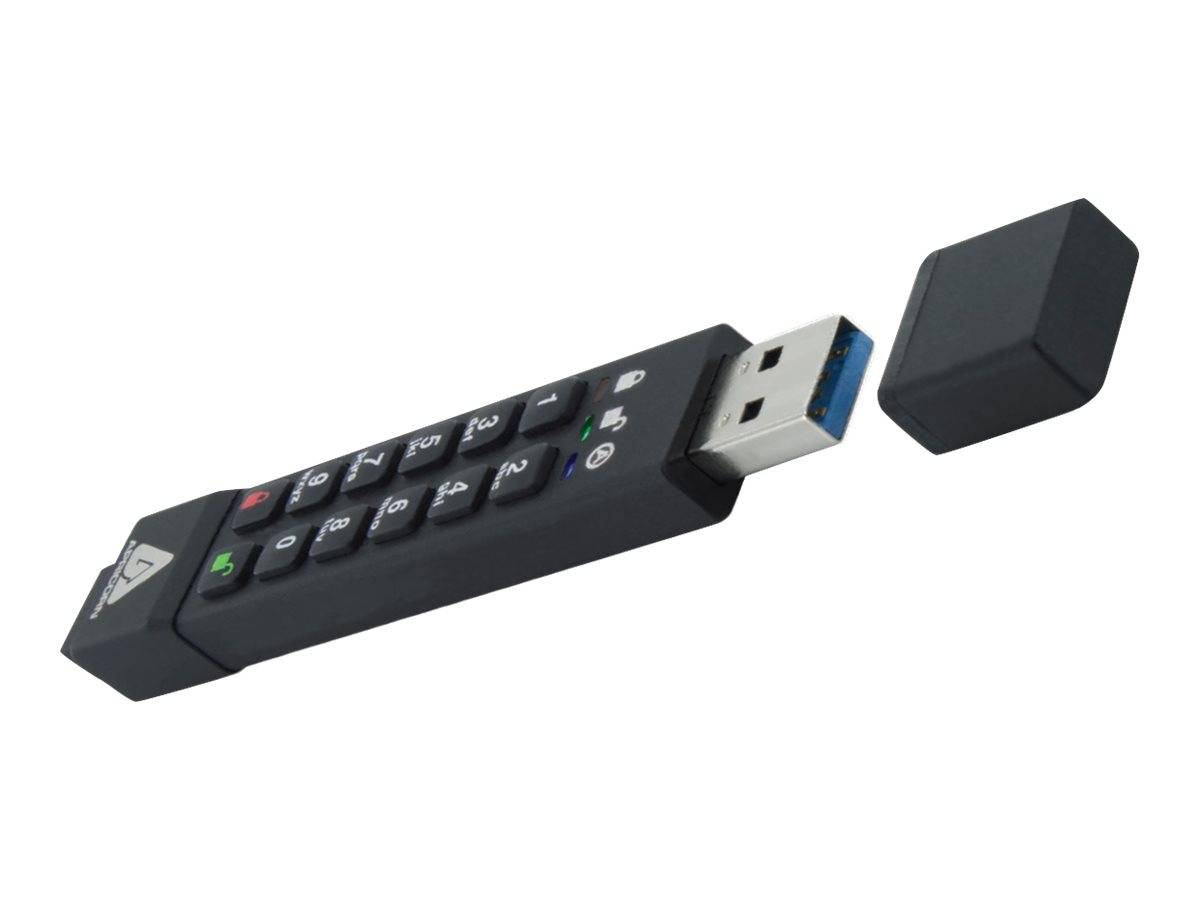 Ein schwarzes USB-Speicherstick mit einer abnehmbaren Tastatur-ähnlichen Abdeckung, die den USB-Anschluss freilegt, und eine daneben liegende abgelöste Kappe.