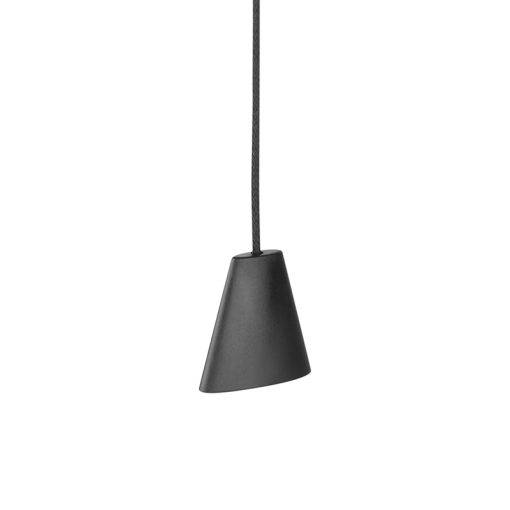Schwarze konische Pendelleuchte, die an einem Seil vor weißem Hintergrund hängt.