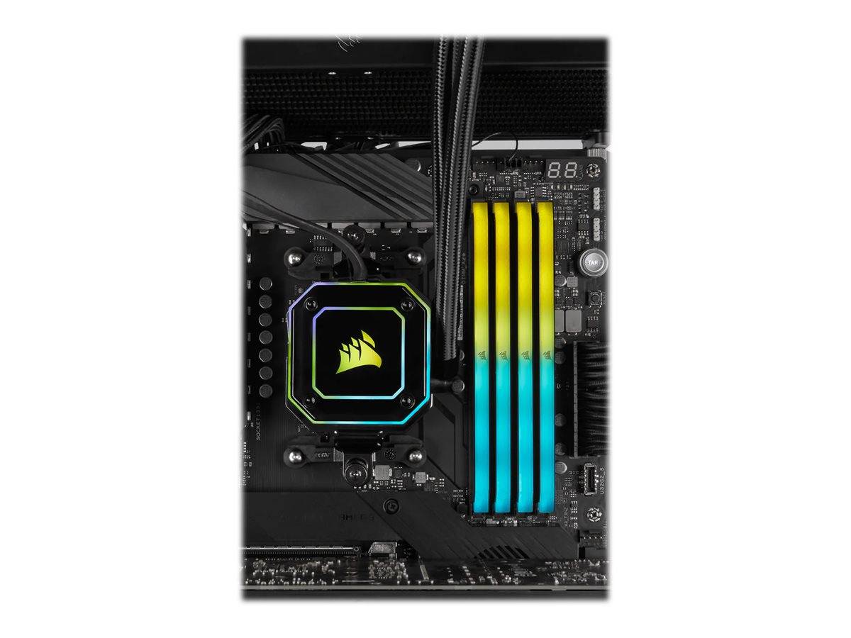 Nahaufnahme eines Computer-Mainboards mit einem Corsair-CPU-Kühler und vier RGB-RAM-Speichern, die gelb und blau leuchten.