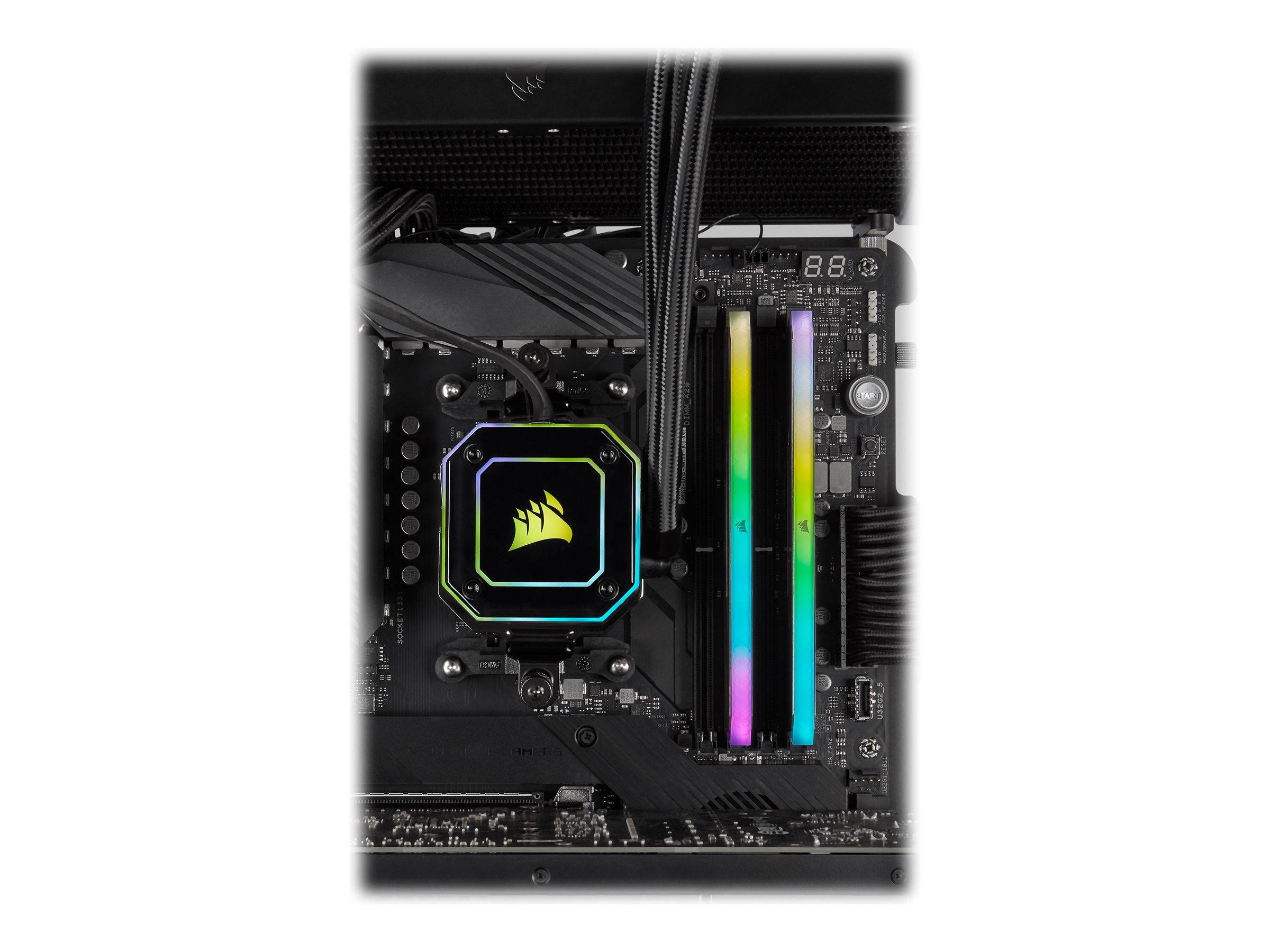 Im Inneren eines Desktop-PC-Gehäuses sitzt ein Corsair-Flüssigkeitskühler für die CPU mit RGB-beleuchteter Pumpe neben zwei vertikal angeordneten regenbogenfarben leuchtenden Speichersticks auf einem schwarzen Motherboard.