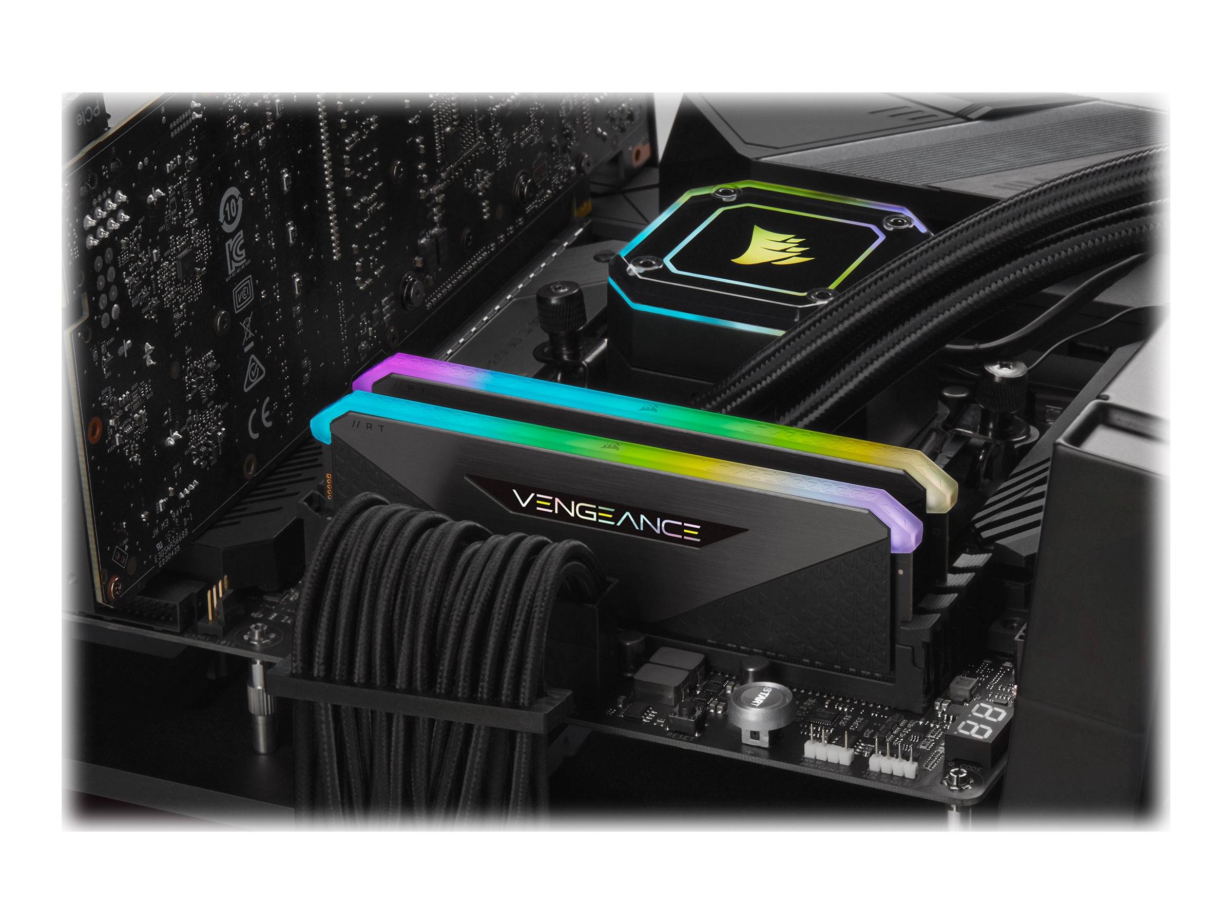 RGB-beleuchteter Corsair Vengeance RAM auf einem schwarzen Desktop-Motherboard installiert, neben einem Flüssigkeits-CPU-Kühler und einem Kabelstrang.