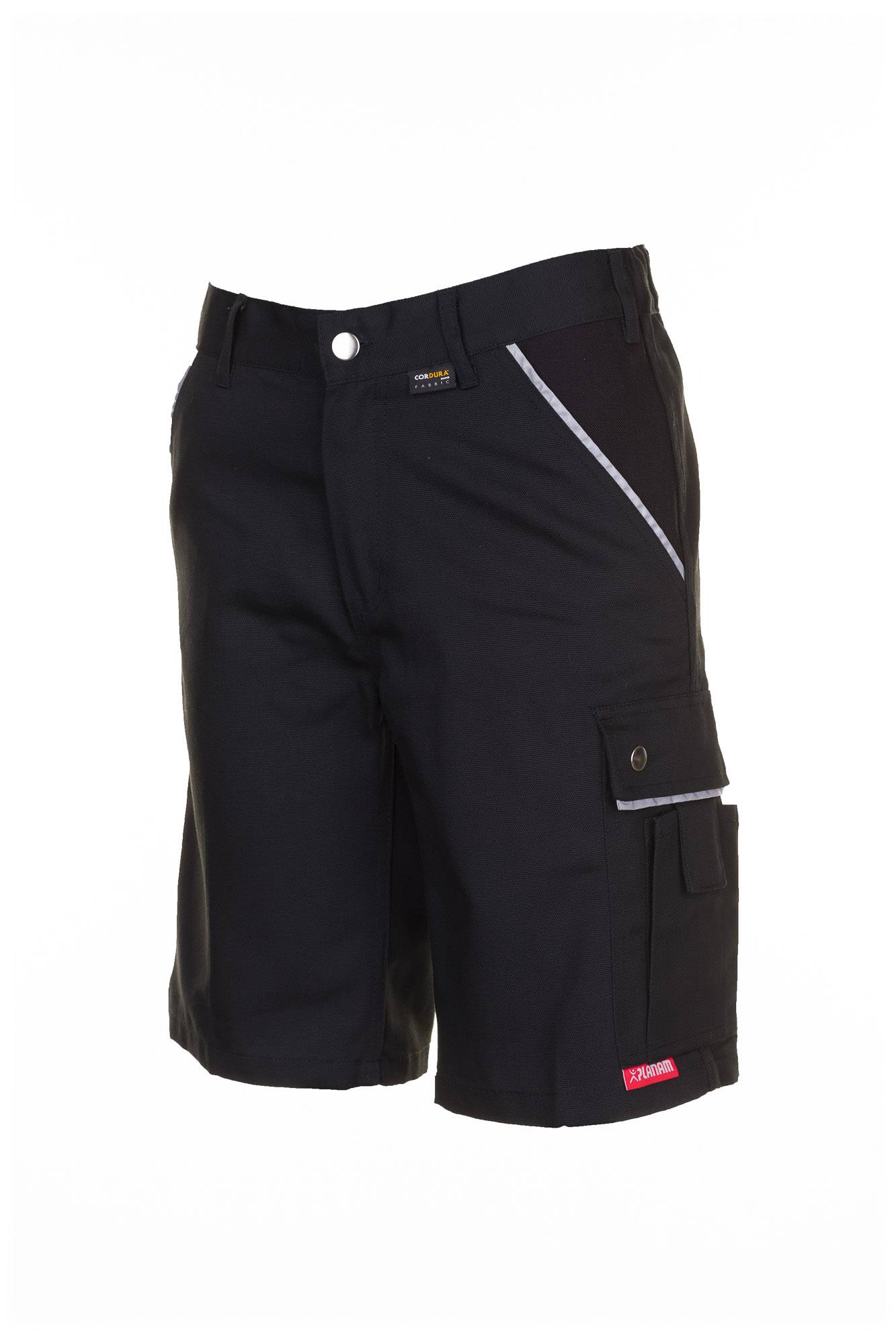 Schwarze Cargo-Shorts mit reflektierendem Besatz, Frontknopf, Seitentaschenklappe und rotem Logo-Etikett auf weißem Hintergrund