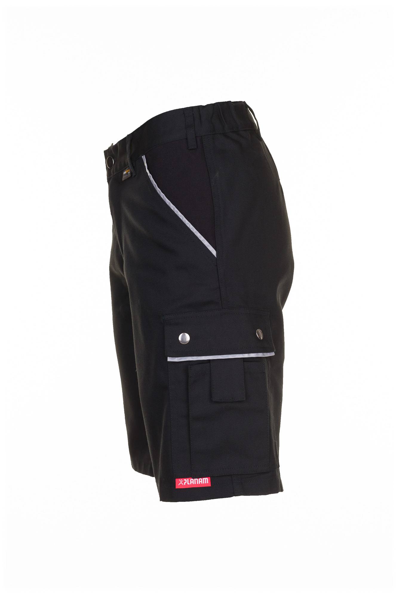 Schwarze Cargo-Shorts mit Seitentasche, Klapptasche und reflektierendem Streifen, gezeigt auf weißem Hintergrund.