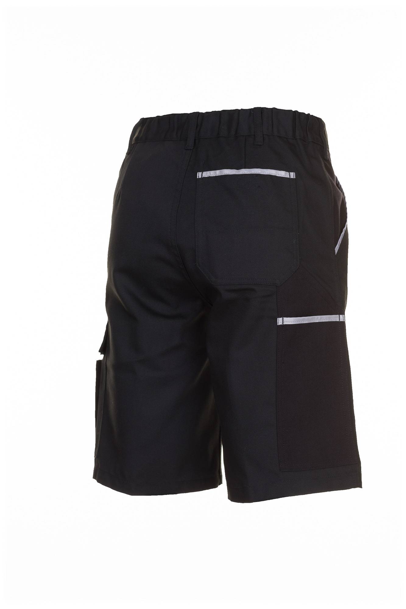 Schwarze Cargoshorts mit reflektierenden Streifen, von hinten auf weißem Hintergrund gezeigt.