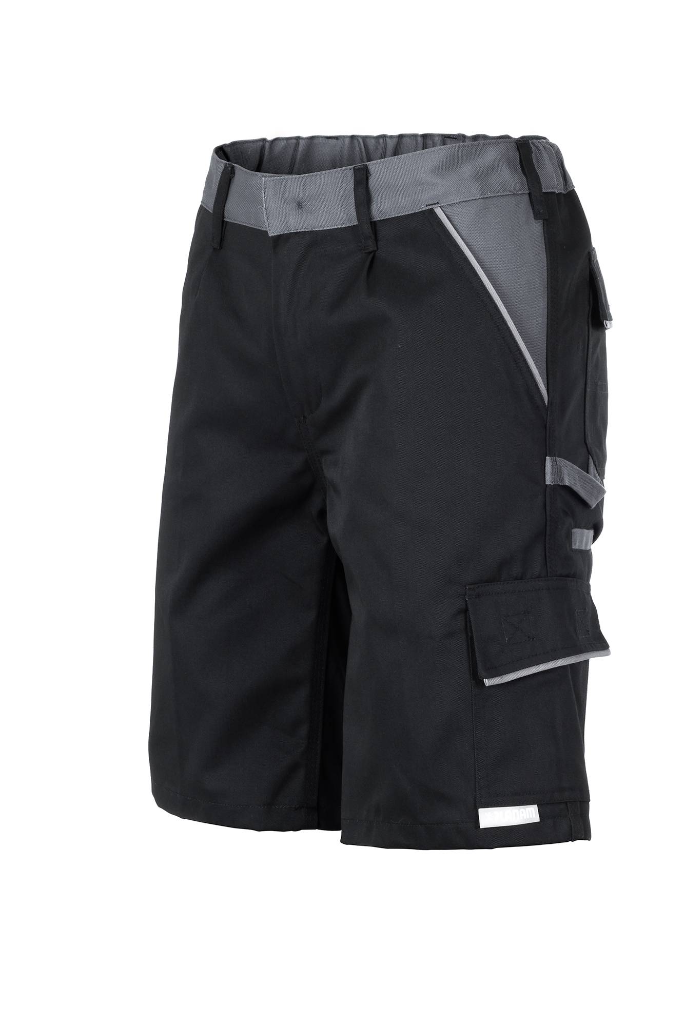 Schwarze und graue Herren-Cargo-Shorts mit elastischem Bund, Seitentasche und reflektierendem Saum auf weißem Hintergrund.