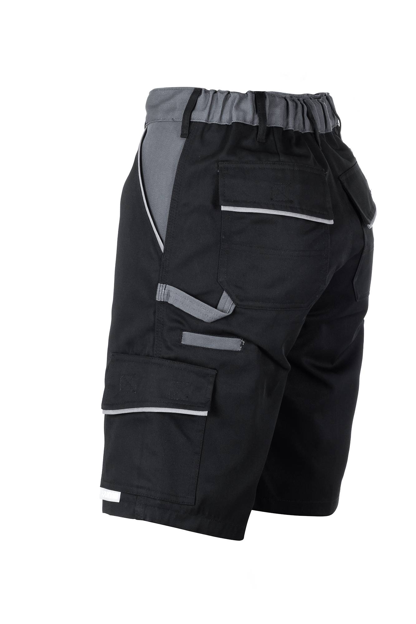 Schwarz-graue Cargo-Arbeitsshorts mit mehreren Taschen und reflektierendem Rand, isoliert auf weißem Hintergrund dargestellt.