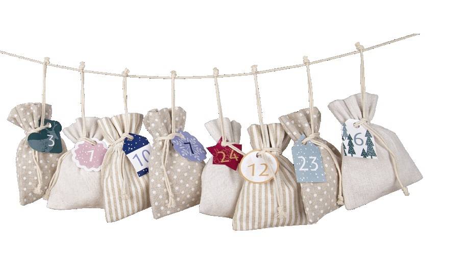 Eine Schnur mit kleinen Stoffgeschenktaschen, die an einem Seil befestigt sind, beschriftet mit den Nummern 3, 7, 10, 7, 24, 12, 23 und 6, wie ein Adventskalender.