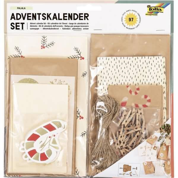 Folia 'Adventskalender Set' mit 97 Teilen, zeigt verpackte Bastelmaterialien zum Selbermachen eines Adventskalenders, einschließlich Papiere, Schnur, Klammern und verzierte Umschläge.