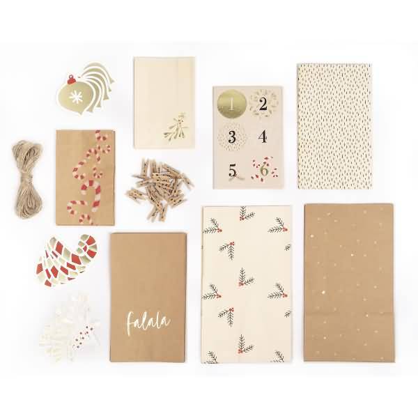 Gemischte Weihnachtsgeschenkverpackungsmaterialien, einschließlich gemustertem Papier, Etiketten, Schnur und Holzzahlmarkierungen, angeordnet auf weißem Hintergrund.