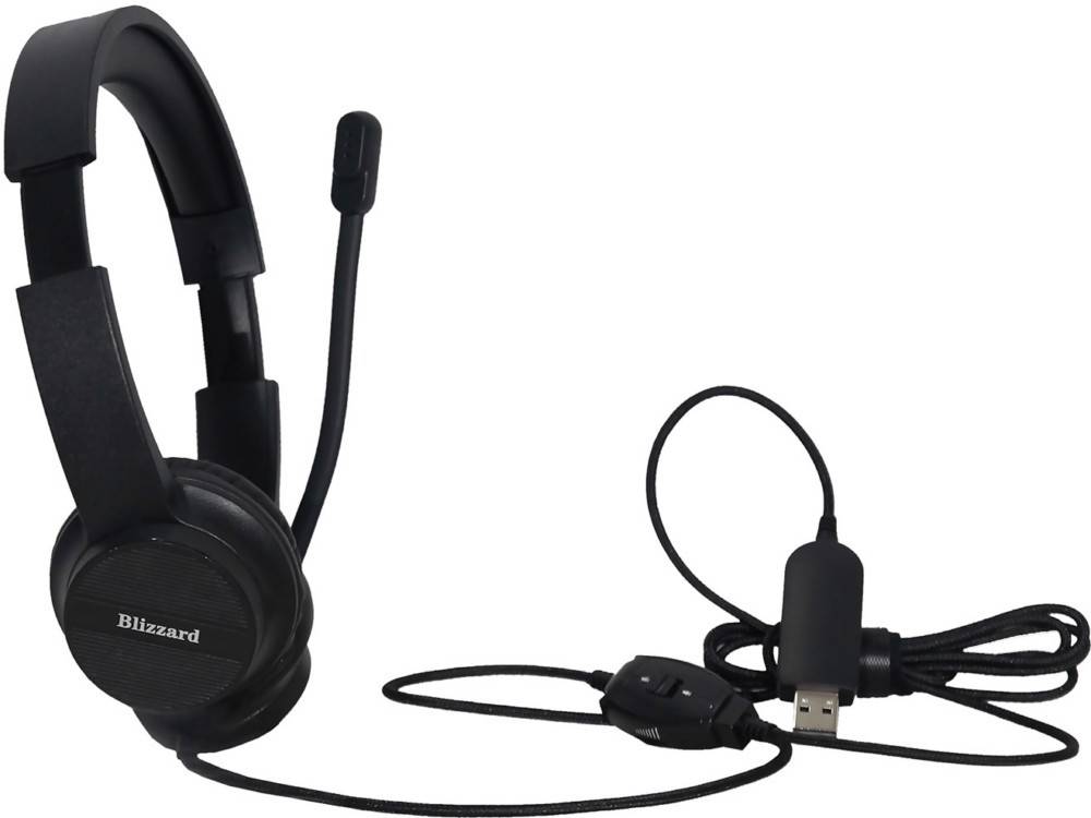 Ein schwarzes Headset mit angebrachtem Mikrofon und einem USB-Stecker, der an einem Kabel befestigt ist. Der Markenname ist teilweise sichtbar.