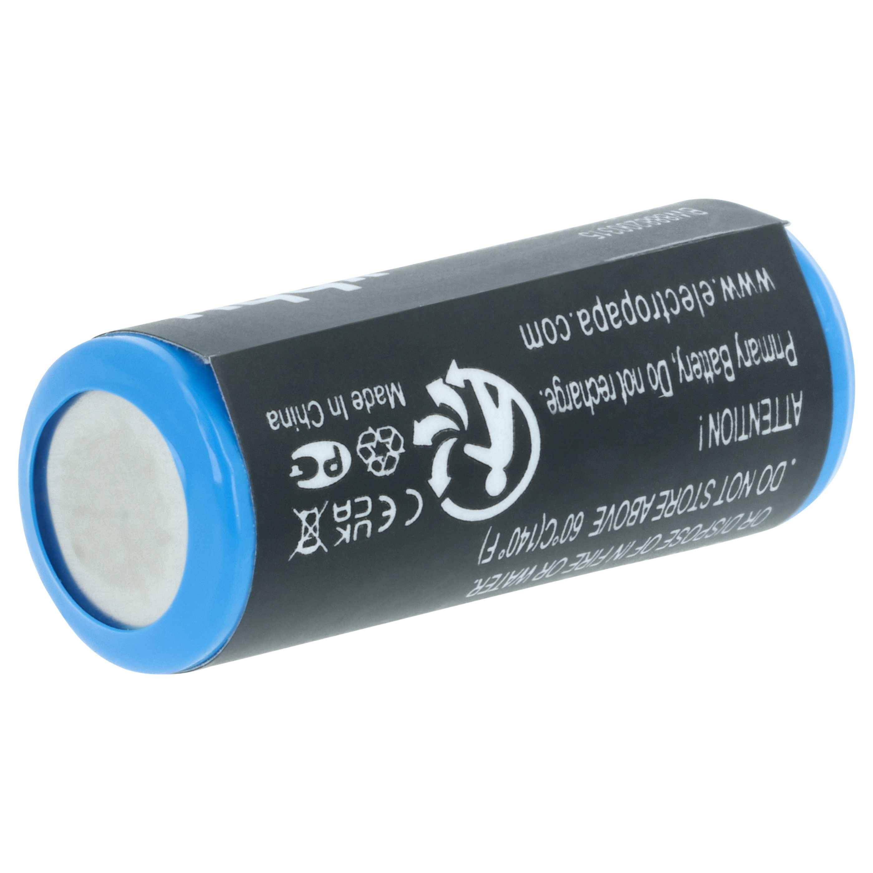 Eine Nahaufnahme einer zylindrischen Batterie mit schwarzem und blauem Gehäuse. Sichtbare Markierungen umfassen 'Made in China' und Sicherheitssymbole.