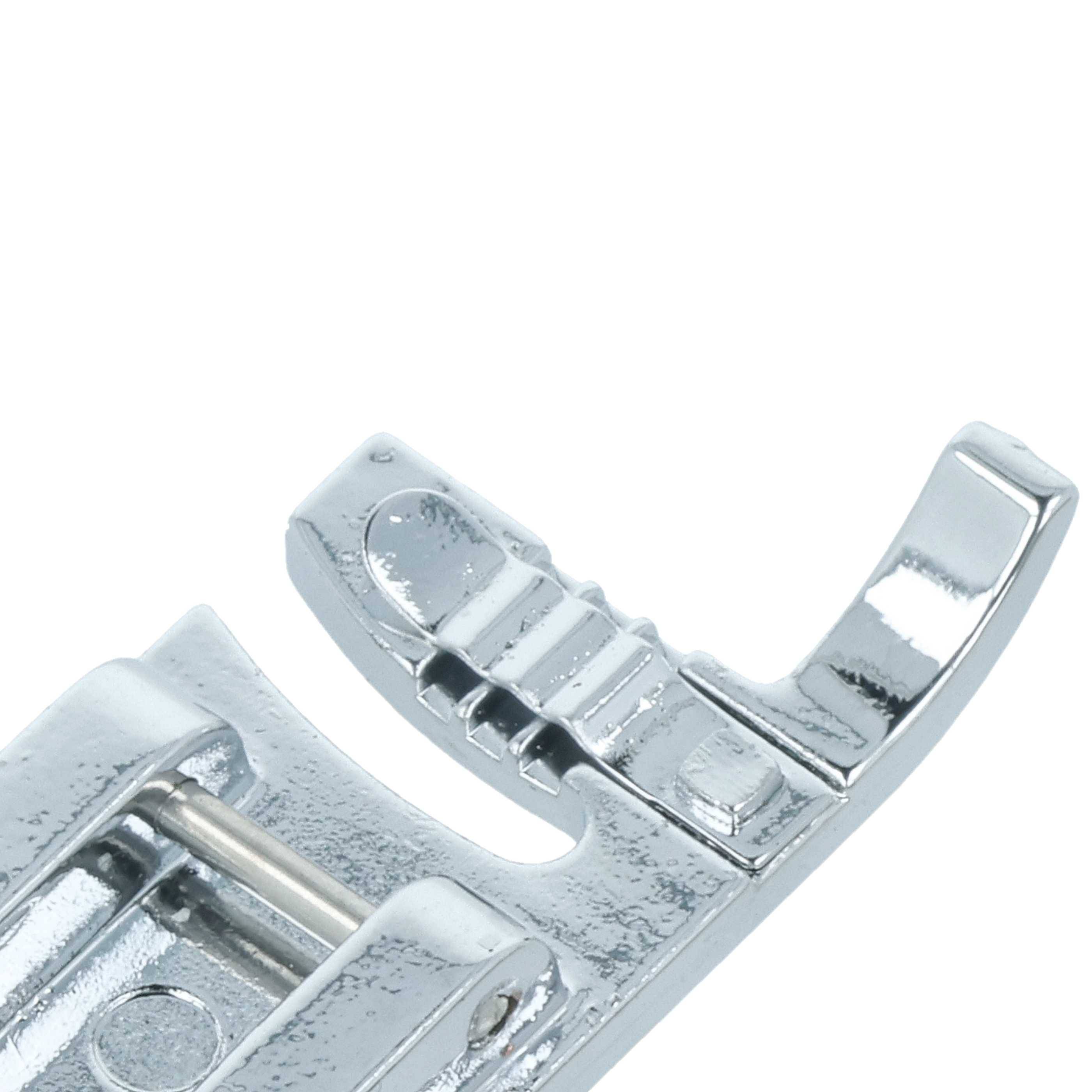 Ein metallischer Nähmaschinen-Pressfuß mit glatter, glänzender Oberfläche. Er zeichnet sich durch ein kurzes, breites Design mit Rillen zur Stoffführung aus.