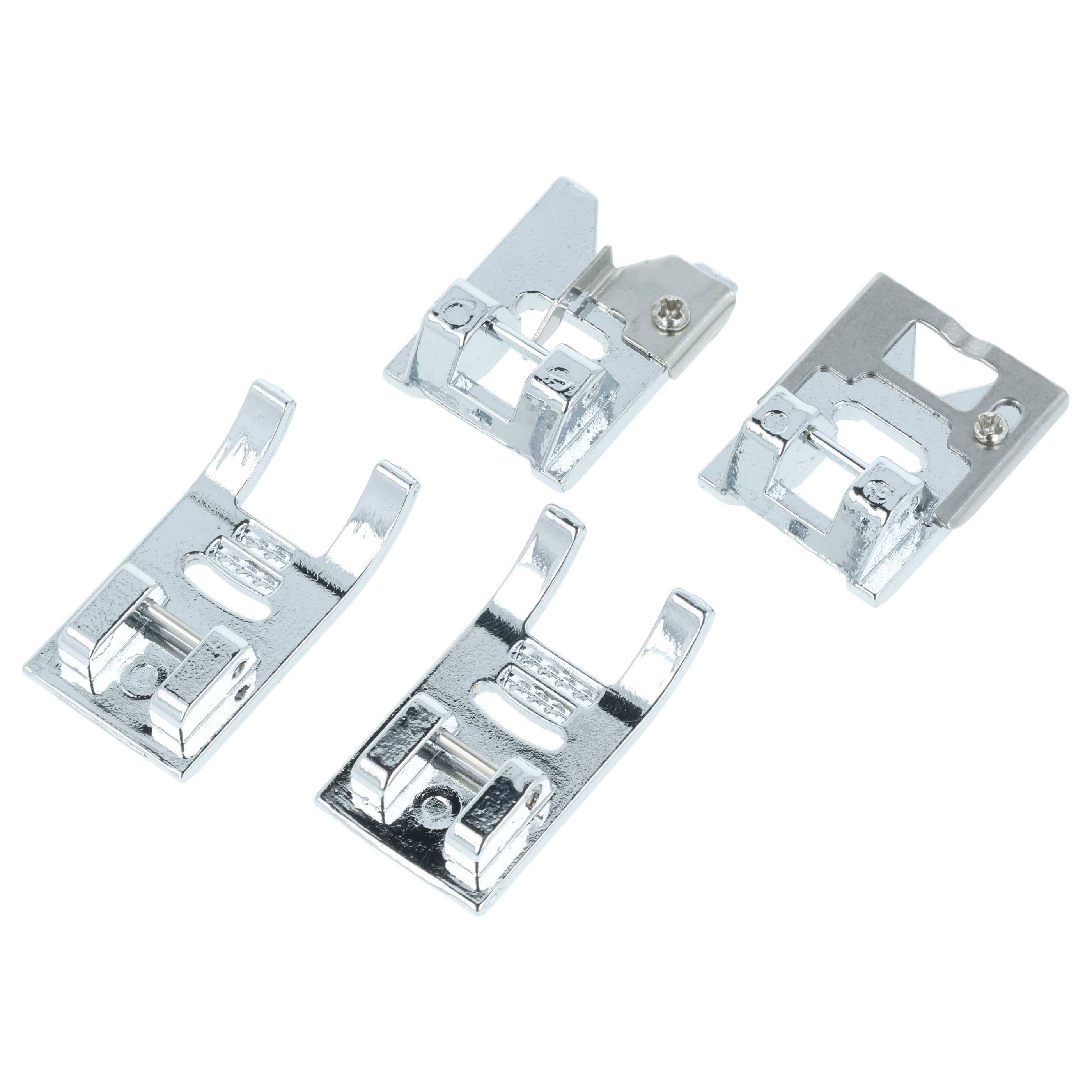 Vier Metallnähmaschinen-Nähfüße auf einer weißen Oberfläche angeordnet, jeder für verschiedene Nähfunktionen konstruiert.