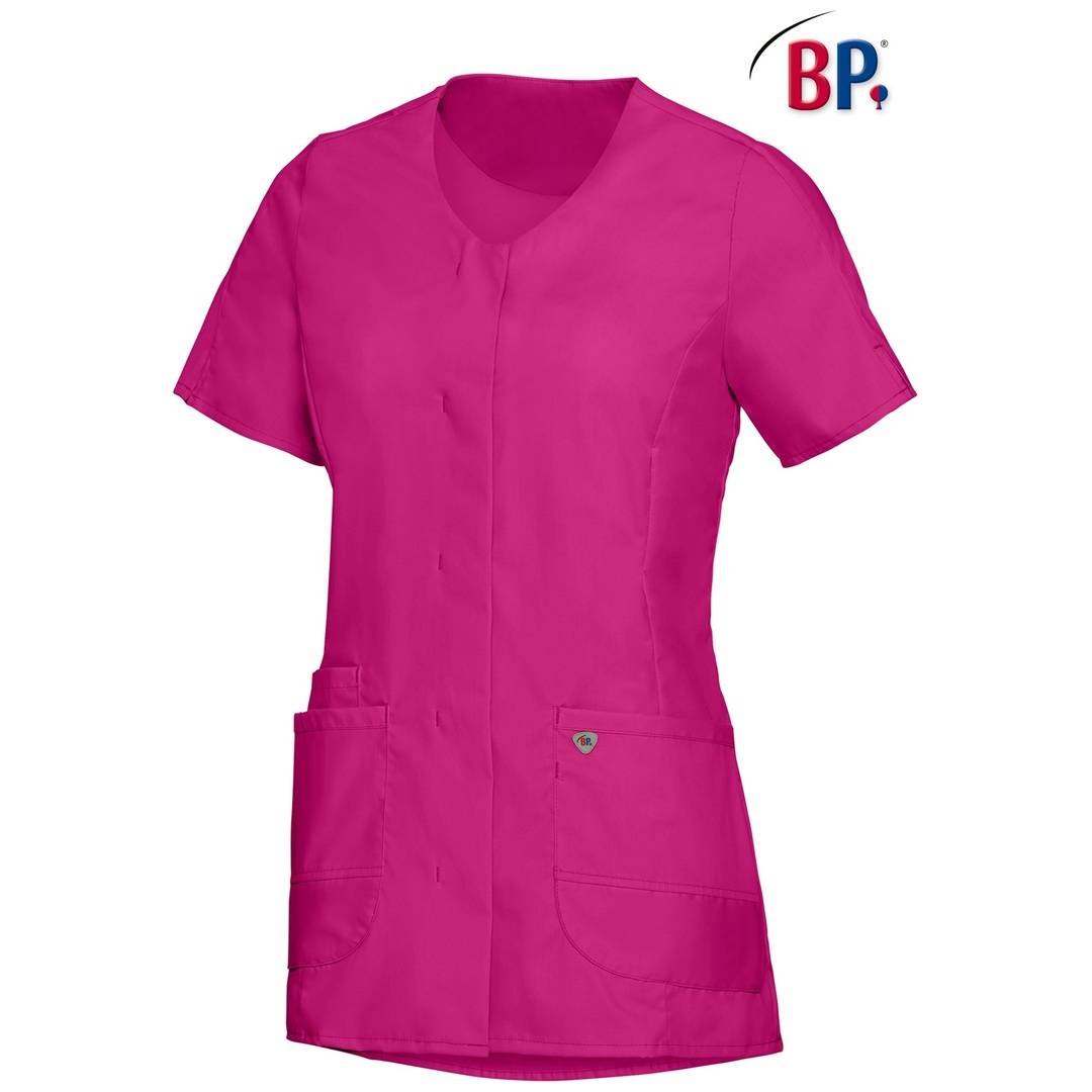 Leuchtend rosa Scrub-Oberteil mit Kurzarm, V-Ausschnitt und Taschen, Vorderansicht auf weißem Hintergrund mit BP-Logo.