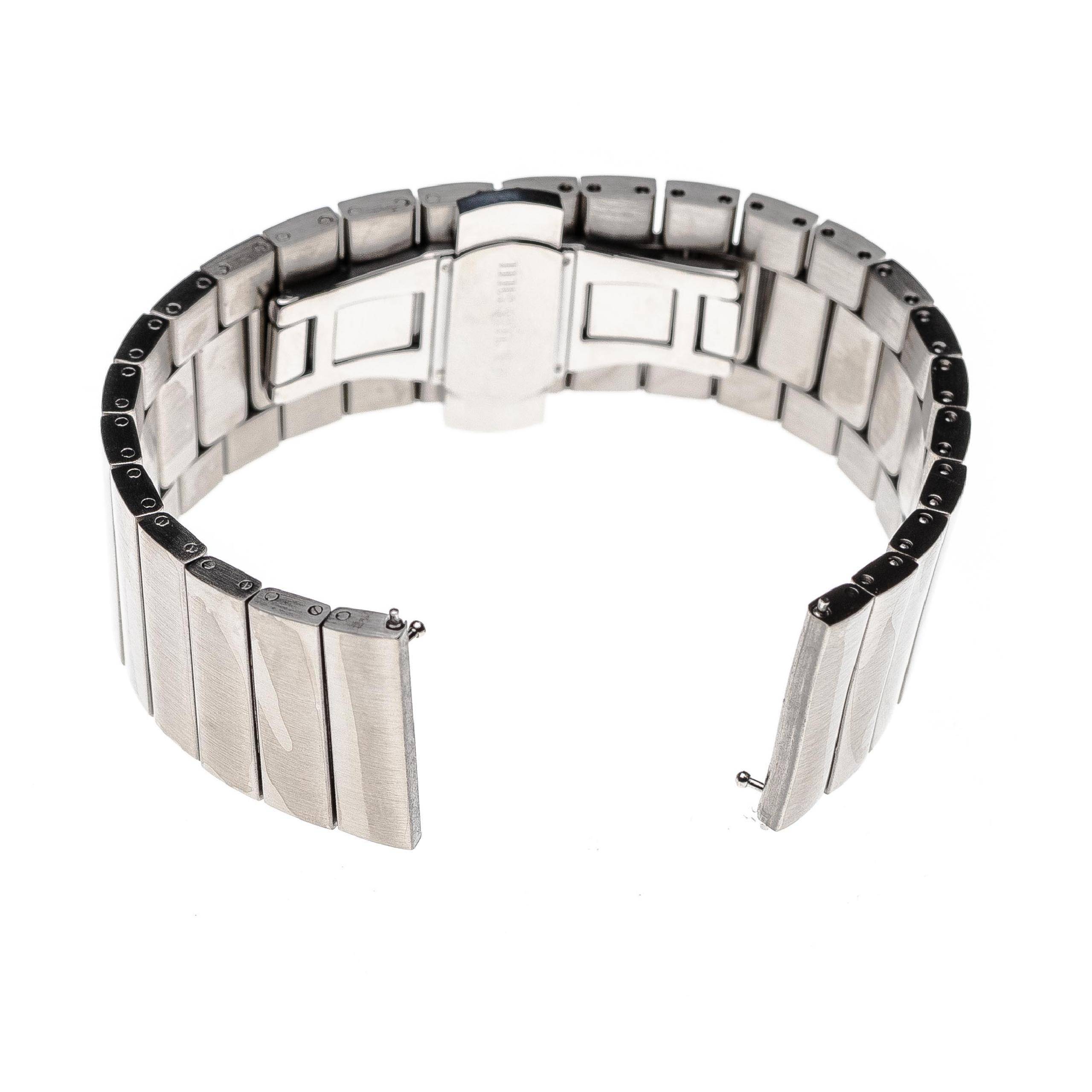 Ein silberfarbenes Metalluhrenarmband mit einer Schließe, teilweise geöffnet, das die Glieder und Verschlüsse zeigt, die zum Befestigen um das Handgelenk verwendet werden.