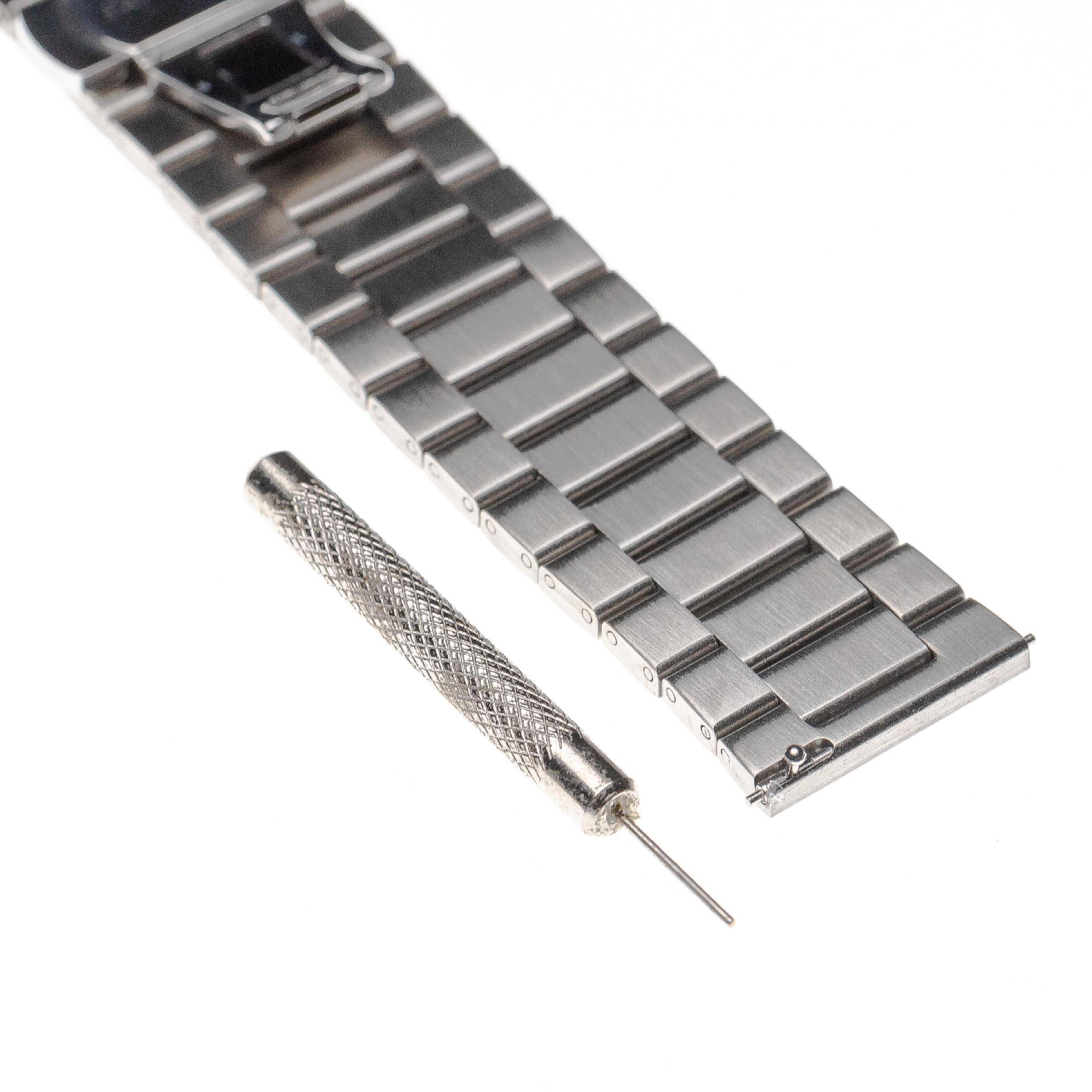 Ein Metalluhrenarmband und ein kleines Werkzeug zum Anpassen oder Entfernen von Gliedern befinden sich auf weißem Hintergrund.