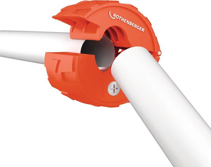 Ein Rohrabschneider von Rothenberger wird gezeigt, wie er eine weiße Kunststoffrohr abschneidet und dabei seine Funktionalität und Konstruktion demonstriert.