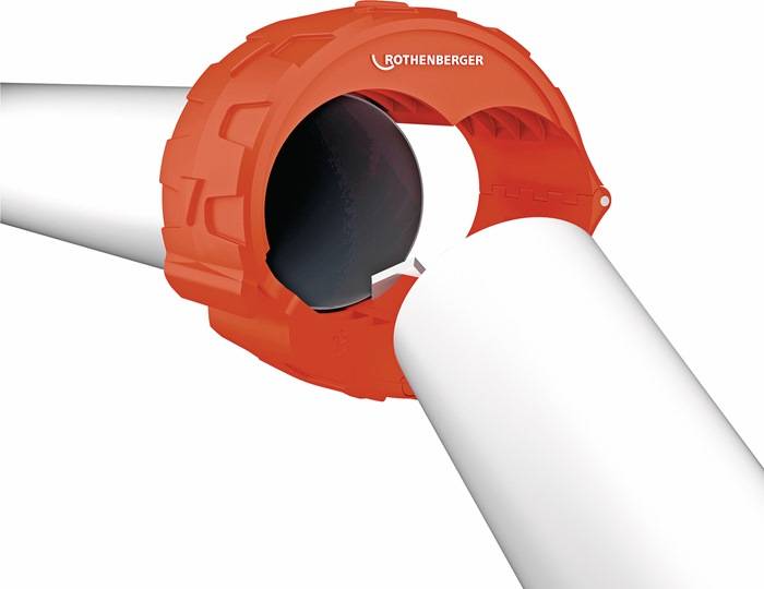 Ein mit der Bezeichnung 'Rothenberger' versehenes Werkzeug wird gezeigt, während es ein Rohr durchtrennt.