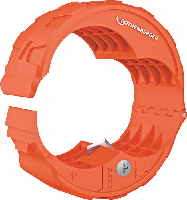 Ein roter Rothenberger Kunststoffrohrschneider mit einem Fach für Ersatzklingen, entwickelt für sauberes und effizientes Rohrschneiden.