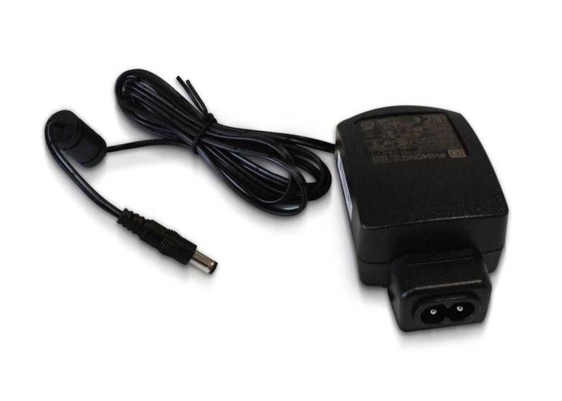 Schwarzer Stromadapter mit angebrachtem Kabel, Hohlstecker und einem zweipoligen Stecker auf weißem Hintergrund.