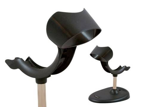 Zwei schwarze moderne Schreibtischlampen mit geschwungenen Schirmen und gebogenen Hälsen auf runden Sockeln, dargestellt auf weißem Hintergrund.