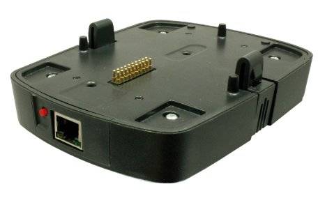 Schwarze elektronische Dockingstation oder Basis mit vergoldeten Steckerkontakten, Ethernet-Anschluss und Befestigungspfosten auf weißem Hintergrund.