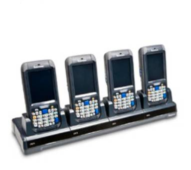 Vier Smartphones stehen in einer Ladestation, jeweils mit einer Tastatur und leerem Bildschirm, angezeigt auf weißem Hintergrund.