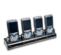 Vier Mobiltelefone stehen in einer Ladestation, nebeneinander auf einer Basisstation angeordnet.