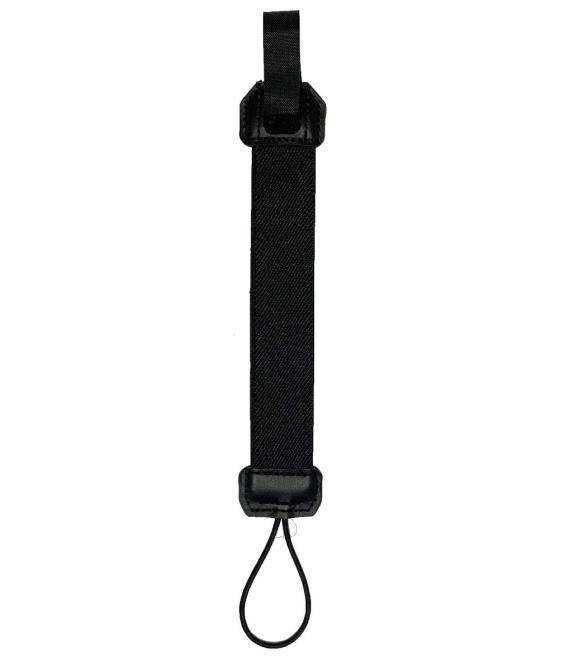 Schwarzer Nylon-Riemen mit einer Schlaufe am unteren Ende und einer Schnalle in der Nähe der Oberseite, isoliert auf weißem Hintergrund dargestellt.