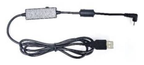 USB-Kabel mit kleinem Inline-Adapter und Winkelstecker, aufgerollt auf weißem Hintergrund.