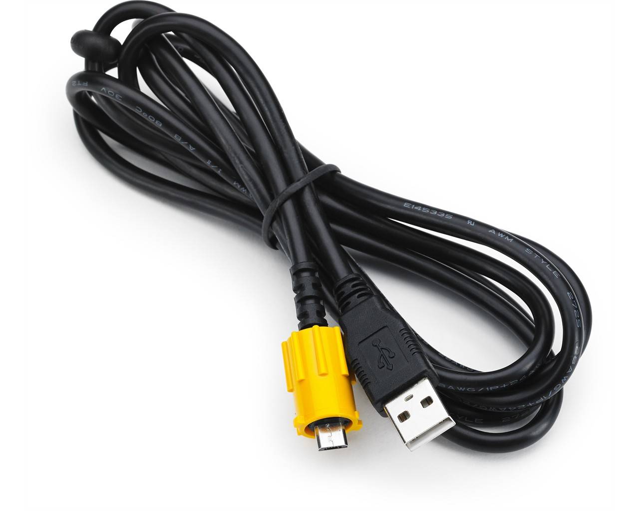 Schwarzes USB-Kabel mit gelbem Steckeradapter, aufgerollt auf weißem Hintergrund.