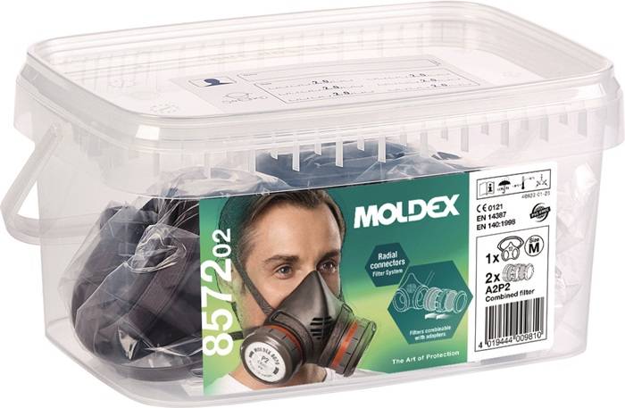 Eine durchsichtige Plastikbox, die 'Moldex 8572' Atemschutzmasken mit Filter enthält. Das Frontlabel zeigt eine Person, die die Maske trägt.
