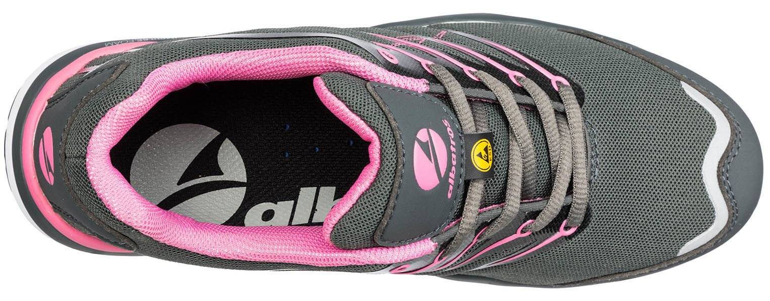 Grauer und rosafarbener Sportschuh von oben gezeigt, der die Schnürsenkel des Sneakers, das Mesh-Obermaterial und den gepolsterten Kragen hervorhebt.