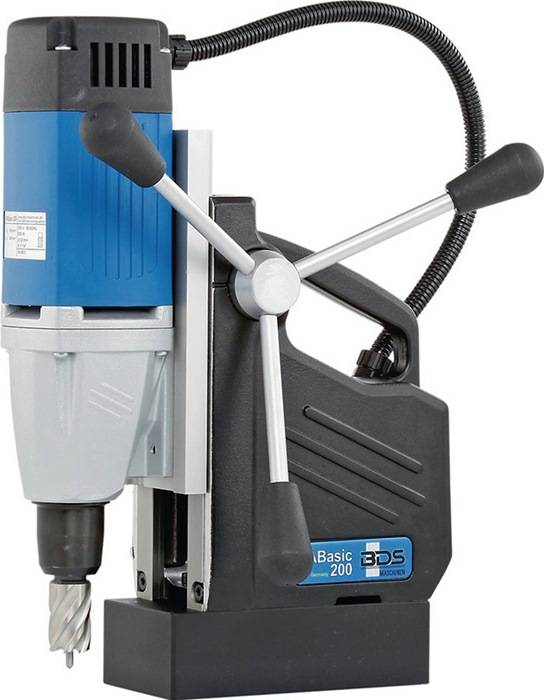 Eine blaue und silberne Industriebohrmaschine mit schwarzem Griff und Sockel, mit der Markenbezeichnung 