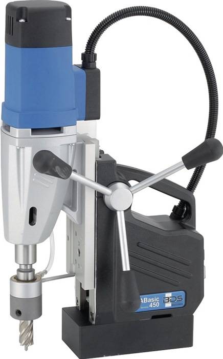 Eine Nahaufnahme eines silbernen und blauen Industriebohrers mit einem schwarzen Griff an der Seite, senkrecht für den Betrieb positioniert.