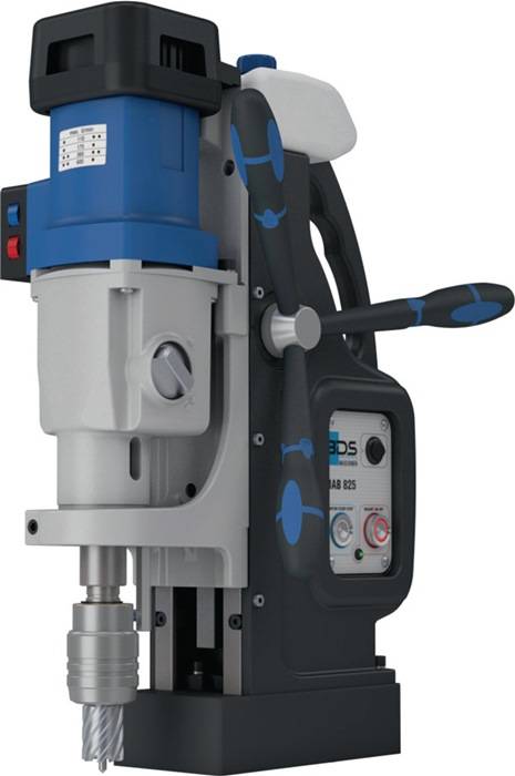 Eine Nahaufnahme einer robusten Industriebohrmaschine mit blauen und grauen Komponenten, mit Bedienknöpfen am Seitenpanel.
