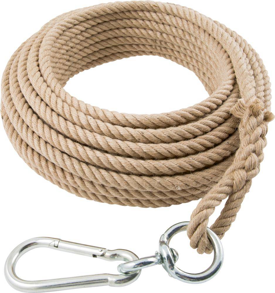 Aufgerolltes beiges Seil mit einem Metallkarabiner und Ring, auf weißem Hintergrund gezeigt.
