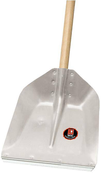 Metallschneeschaufel mit Holzgriff, aufrecht auf weißem Hintergrund dargestellt.