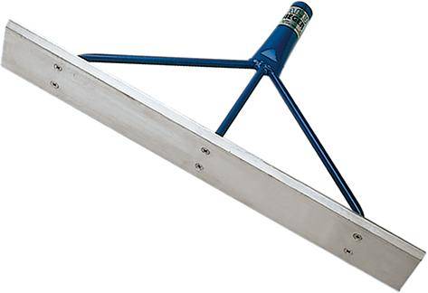 Nahaufnahme eines Abziehers mit blauem Griff und breiter Metallklinge zum Reinigen oder Entfernen von Wasser von flachen Oberflächen.