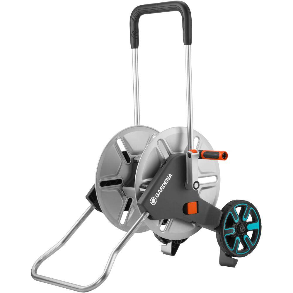 Grauer ausziehbarer Gartenschlauchaufroller mit Wagen, zwei Rädern, Metallgriff und Kurbel-Aufwickelmechanismus für Schläuche auf weißem Hintergrund.