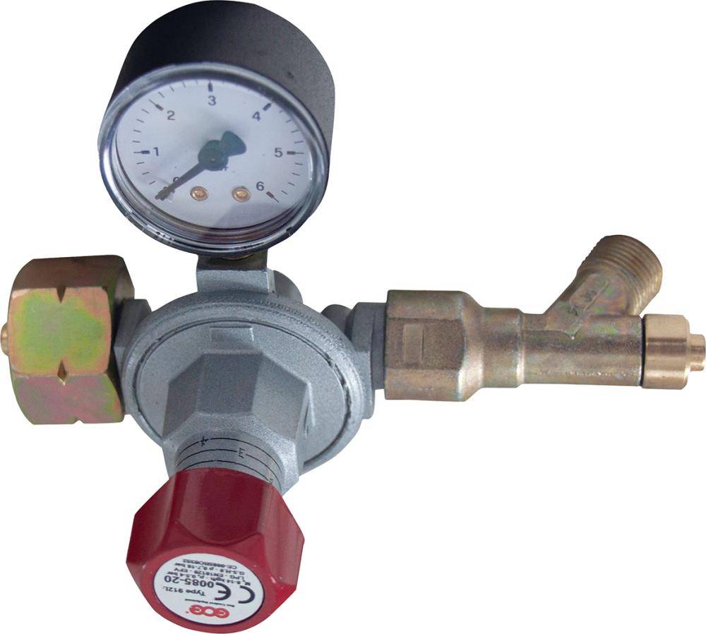 Druckregelventil mit angebrachtem Manometer und Metallarmaturen auf weißem Hintergrund.