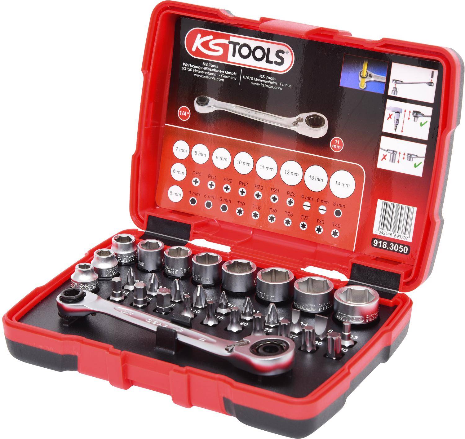 KS Tools' Ratschenset in einem roten Koffer, ausgestattet mit einer Ratschenschlüssel, verschiedenen Steckschlüsseleinsätzen und Bits für unterschiedliche Größen und Typen von Schrauben.