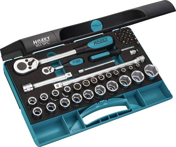 Ein schwarzes und türkisfarbenes Werkzeugset der Marke 'HAZET', das einen Ratschenschlüssel, Steckschlüssel, Verlängerungen und Bits umfasst, ist übersichtlich in einem Transportkoffer organisiert.