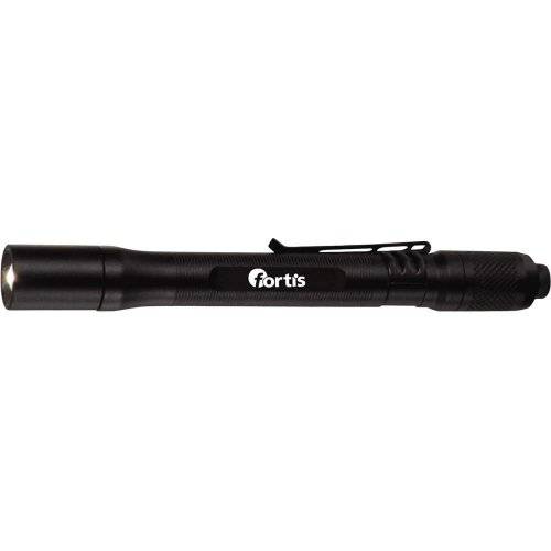 Schwarze Fortis-Taschenlampe auf weißem Hintergrund, horizontal dargestellt mit sichtbarem Clip und Frontlinse.