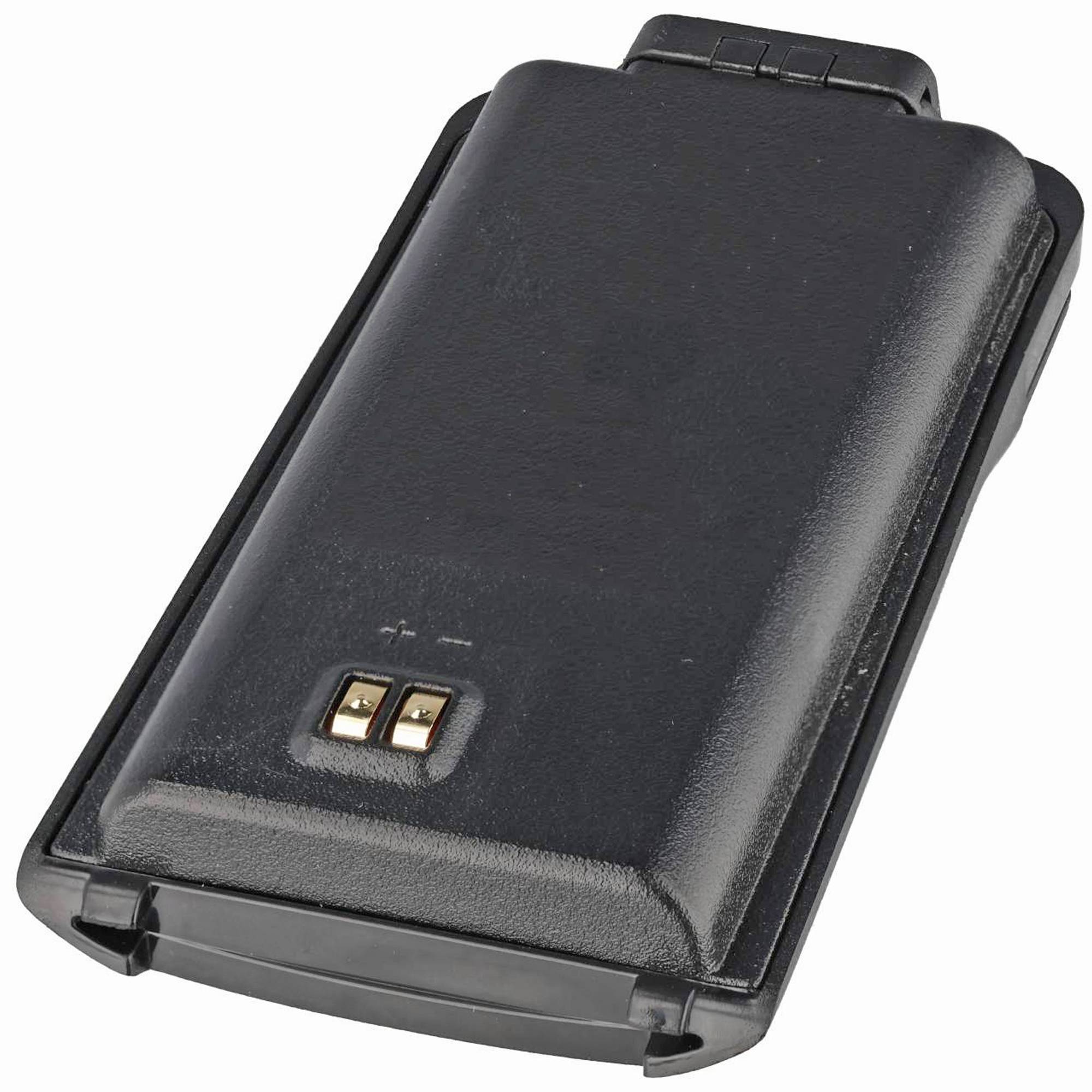 Schwarzer wiederaufladbarer Batteriepack mit zwei Metallkontaktterminals auf weißem Hintergrund.