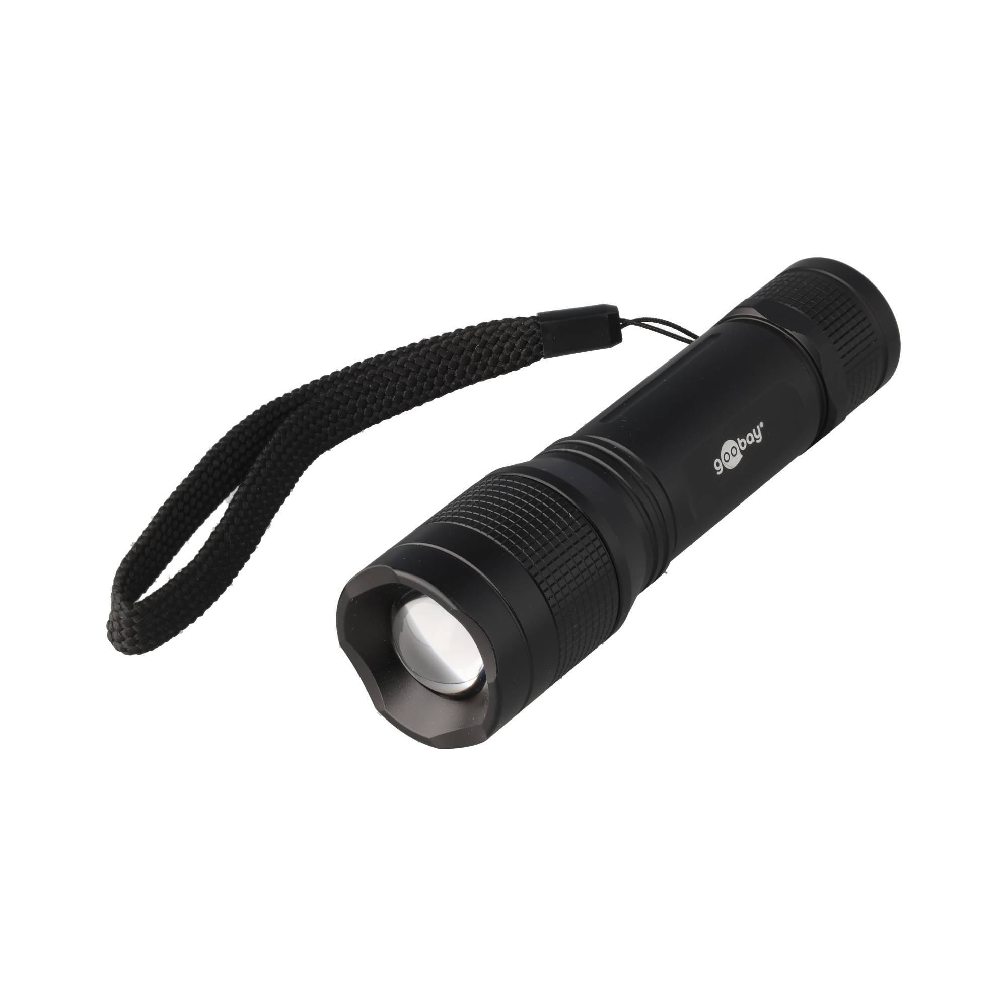 Schwarze tragbare Taschenlampe mit Handgelenkschlaufe auf weißem Hintergrund, in schräger Perspektive gezeigt, um das Objektiv und den strukturierten Griff zu enthüllen.
