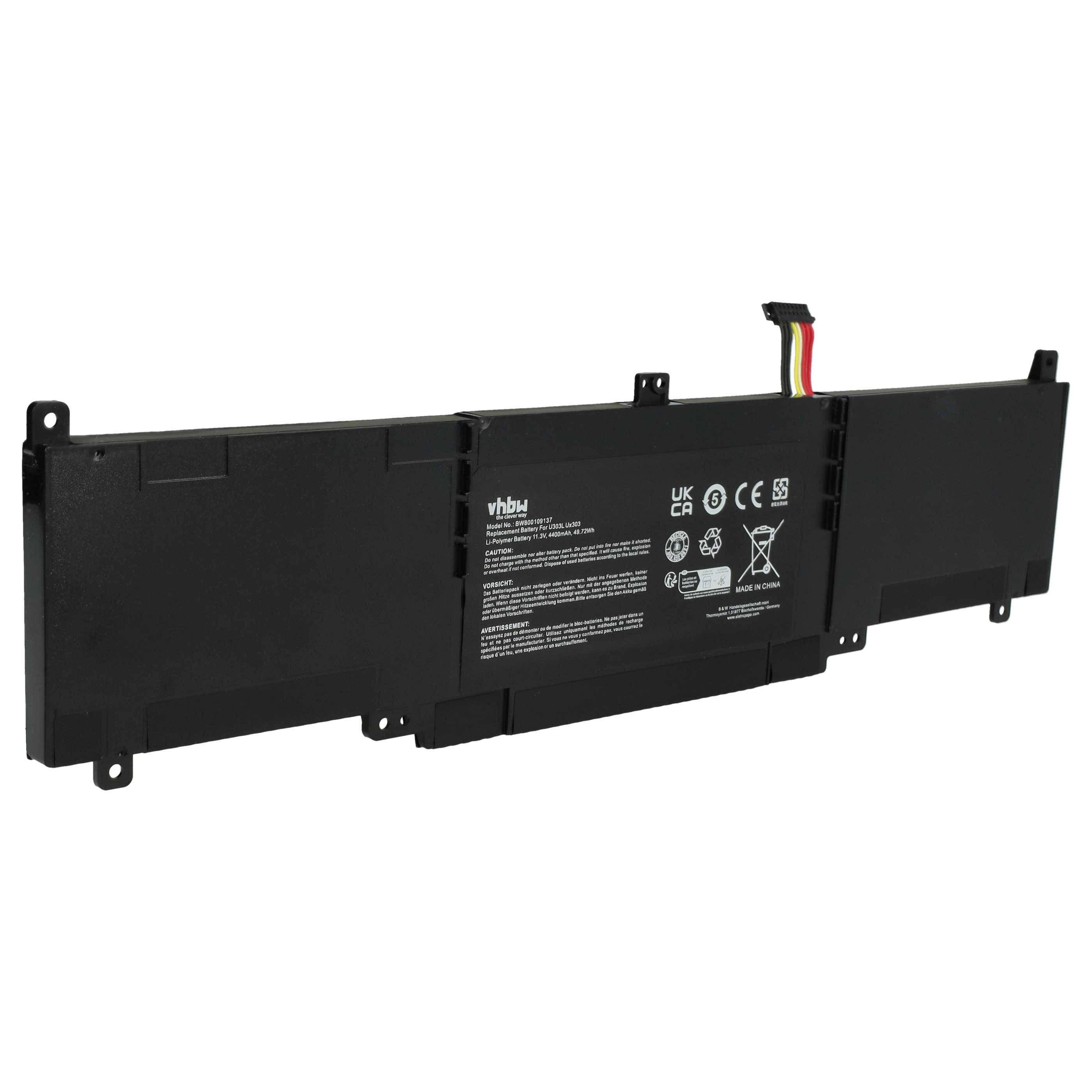 Laptop-Batterie mit Kennzeichnungen einschließlich Spannung, Kapazität, Sicherheitssymbole und Zertifizierungen. Rechteckige Form mit Verbindungskabel.