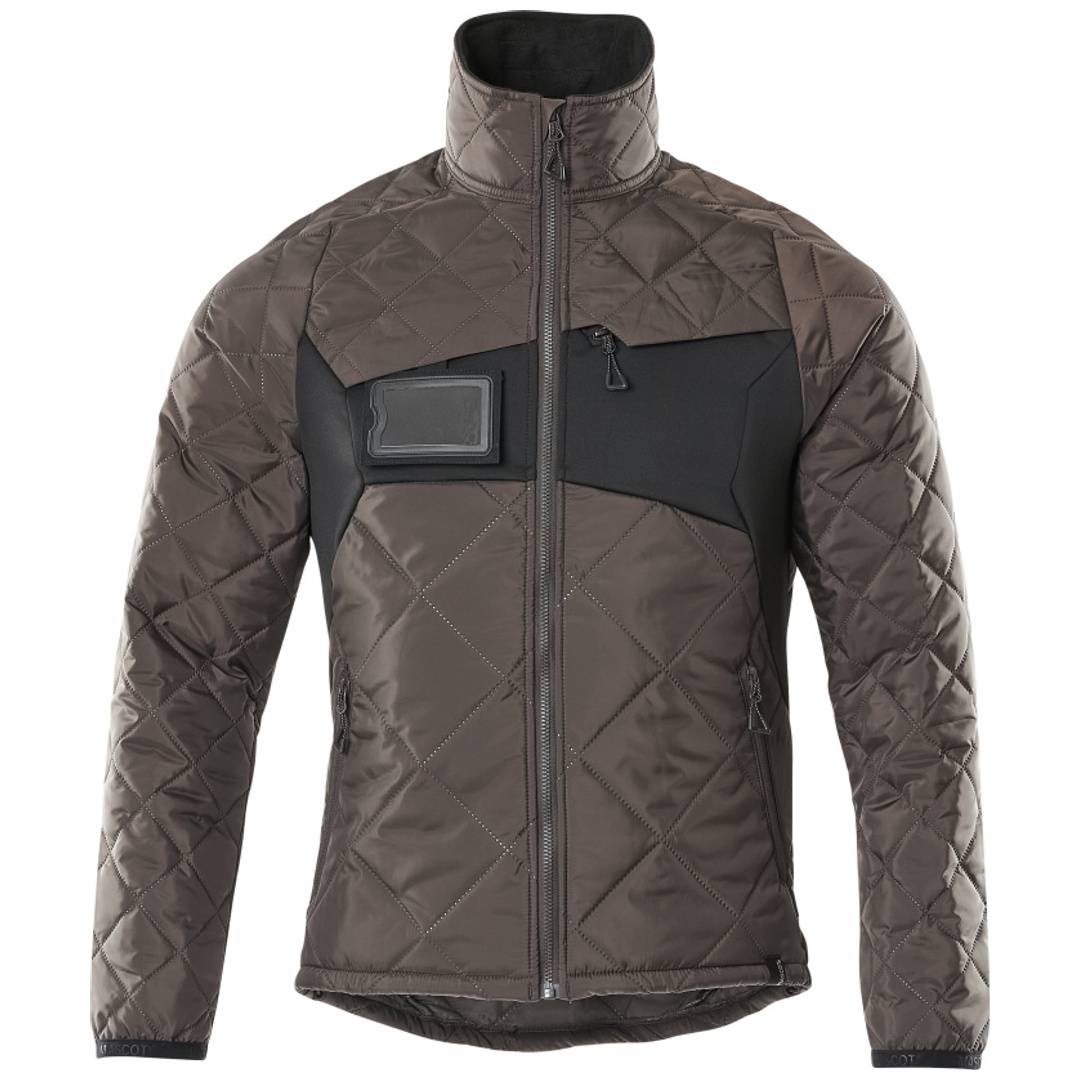 Braun gesteppte Jacke mit Reißverschluss vorne, schwarzen Brustpaneelen und hohem Kragen, Vorderansicht auf weißem Hintergrund gezeigt.